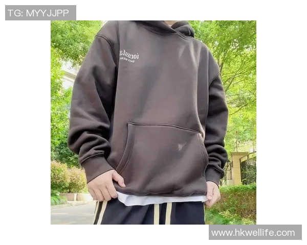 足球球星卫衣落肩穿搭技巧解读时尚潮流与运动风的完美融合 足球球星卫衣落肩穿搭技巧解读时尚潮流与运动风的完美融合