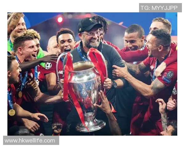 足球球星早期服装风格分析：从街头潮流到赛场经典的变迁