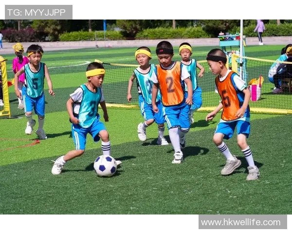 两位足球巨星的尴尬瞬间揭露赛场背后的真实困境与挑战 两位足球巨星的尴尬瞬间揭露赛场背后的真实困境与挑战